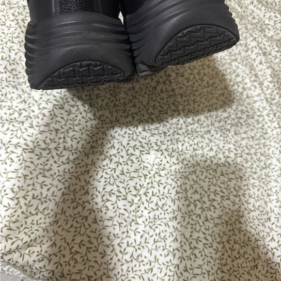 Skechers Women's max cushion only used 1 time - Picture 4 of 7
